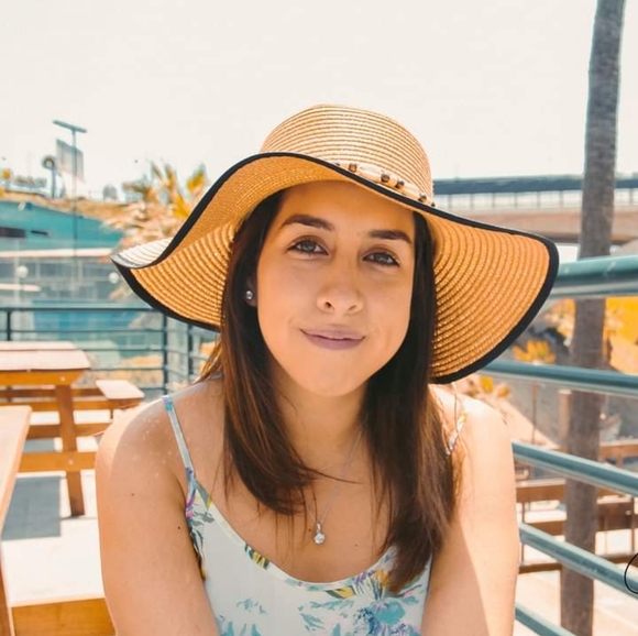 About me! 💖 - Picture 1 of 2